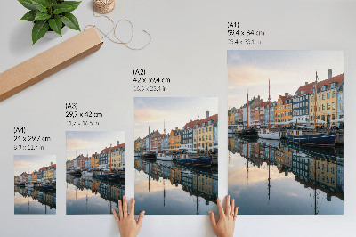 Plakatas Spalvingi pastatai, žavingai atsispindintys vandenyje