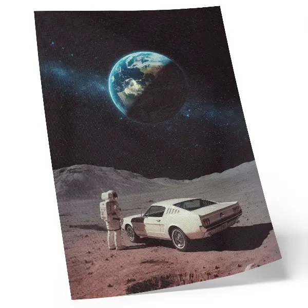 Plakatas astronautas mėnulyje su automobiliu, žeme ir žvaigždėmis