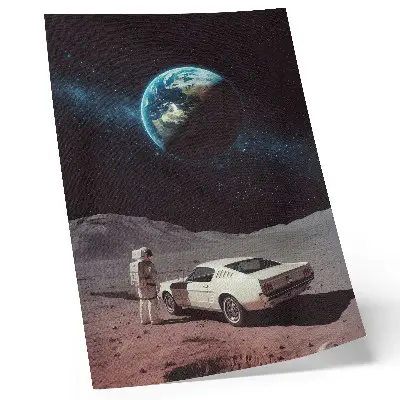 Plakatas astronautas mėnulyje su automobiliu, žeme ir žvaigždėmis