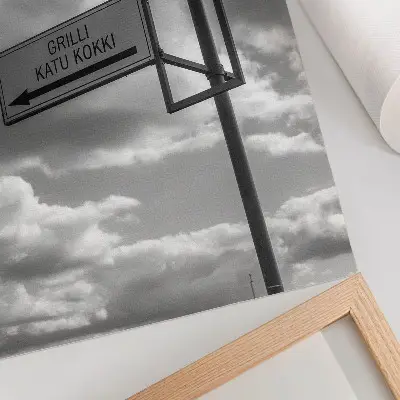 Plakatas svetainei juodai baltas modernus kelio ženklų debesų motyvas