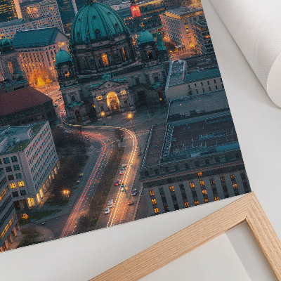 Sieninis plakatas Šiuolaikinis miestas vakare su šiltu apšvietimu