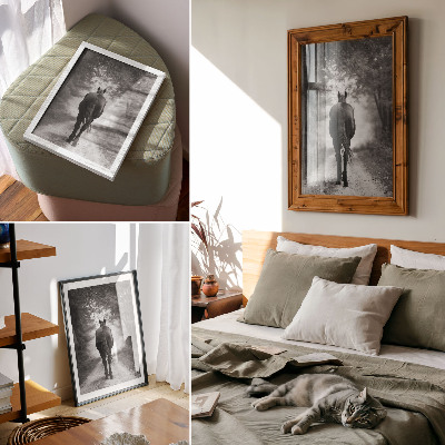 Plakatas svetainei Juodai baltas arklys miško fotografijoje