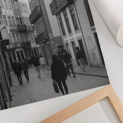 Dekoratyvinis plakatas juodai balta gatvės architektūra su žmonėmis