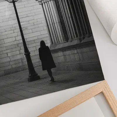 Sieninis plakatas juodai balta naktinė architektūra su žibintu