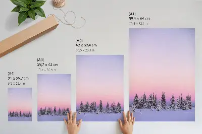 Plakatas svetainei žiemos medžiai su ramiu niūriu pasteliniu dangumi