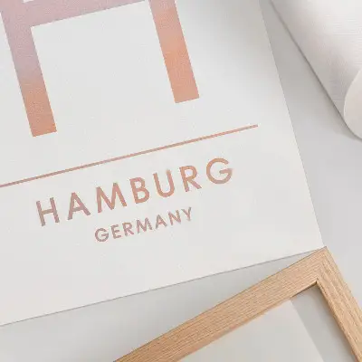 Plakatas minimalistinė raidė H moderniuose pastelinių atspalvių akcentuose