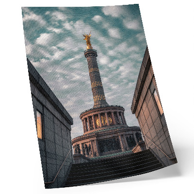 Dekoratyvinis plakatas Elegantiška kolona su angelu ir modernia architektūra
