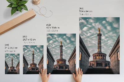 Dekoratyvinis plakatas Elegantiška kolona su angelu ir modernia architektūra