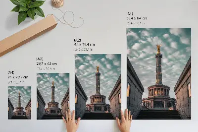 Dekoratyvinis plakatas su elegantiška kolona, angelu ir modernia architektūra