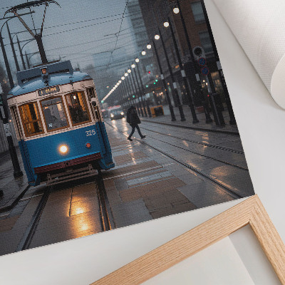 Sieninis plakatas Mėlynas tramvajus lietingą dieną miesto gyvenimas