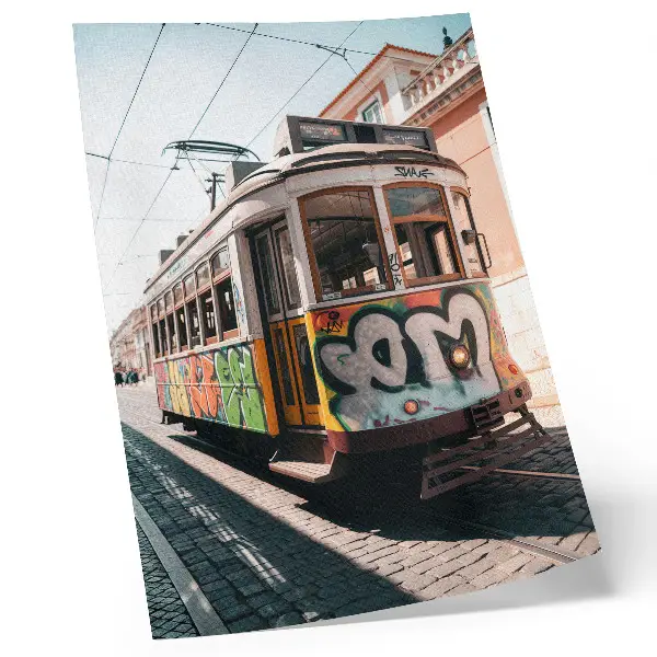 Plakatas svetainei tramvajaus grafiti miesto gatvės architektūros motyvais