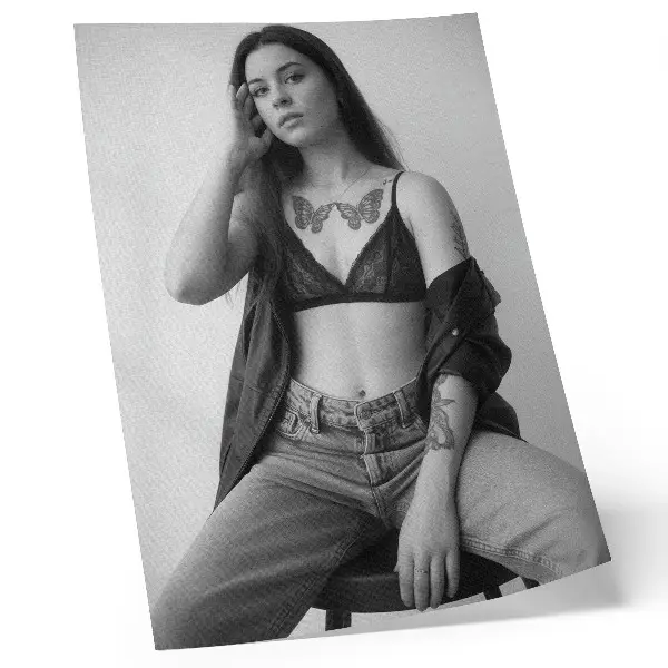 Dekoratyvinis plakatas monochrominis portretas su laisvės ir minimalizmo motyvais