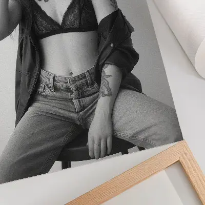 Dekoratyvinis plakatas monochrominis portretas su laisvės ir minimalizmo motyvais