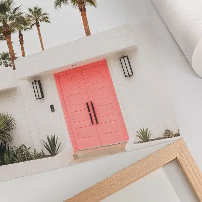 Plakatas moderni architektūra su ryškiomis palmėmis