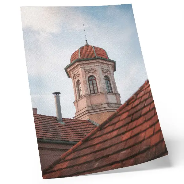 Dekoratyvinis plakatas kaimiško stiliaus plytų bokštas su čerpių stogu po mėlynu dangumi