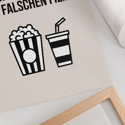 Plakatas svetainei Prasmingo teksto ikonografija kino smėlio spalvos fone