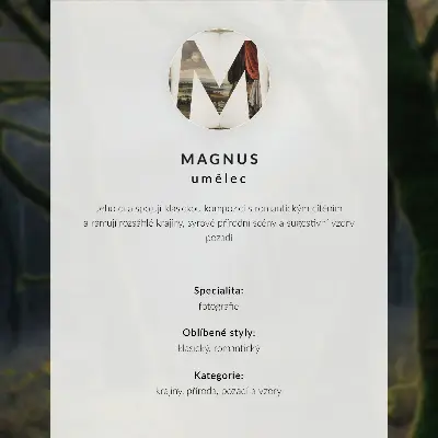 Dekoratyvinis plakatas rūkota valtis ežere su žaliais medžiais ir vandens atspindžiais