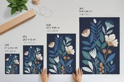 Plakatas svetainei mėlyni lapai, kreminės spalvos žiedai ir rudi akcentai