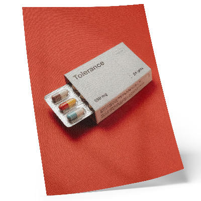 Sieninis plakatas Minimalistinė kapsulių pakuotė su spalvingu fonu.