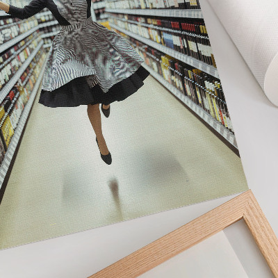 Plakatas Moteris su retro suknele šokinėja parduotuvėje