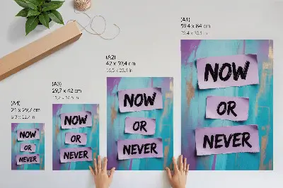 Dekoratyvinis plakatas dinamiški kontrastai, stipri tipografija, turkio ir violetinės spalvos