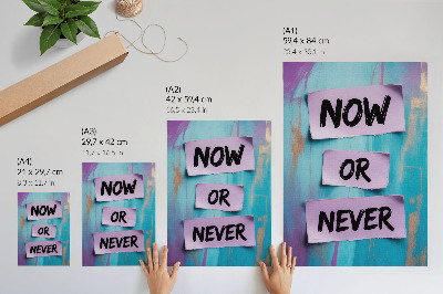 Dekoratyvinis plakatas Dinamiški kontrastai, stipri tipografija, turkio violetinė spalva