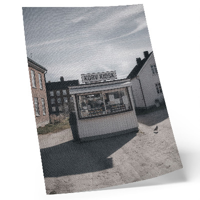 Dekoratyvinis plakatas Medinis kioskas, šviesūs pastatai, idiliški