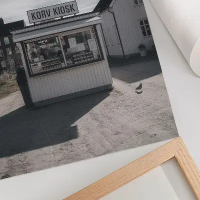 Dekoratyvinis plakatas medinis kioskas šviesiuose pastatuose su idilišku vaizdu
