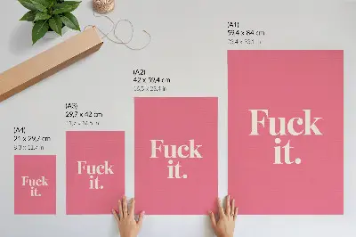 Sieninis plakatas su modernaus stiliaus baltomis raidėmis rožiniame fone