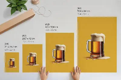 Sieninis plakatas gintaro spalvos gėrimas su kreminėmis putomis geltoname fone