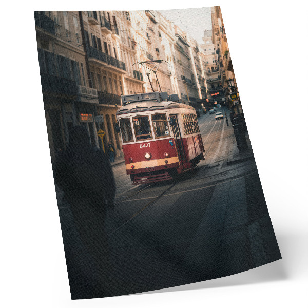 Plakatas svetainei Tramvajus tarp istorinės miesto architektūros
