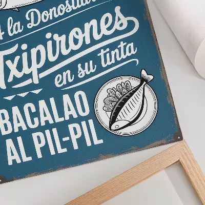 Plakatas svetainei su retro žuvies motyvu ir užrašais mėlyname fone