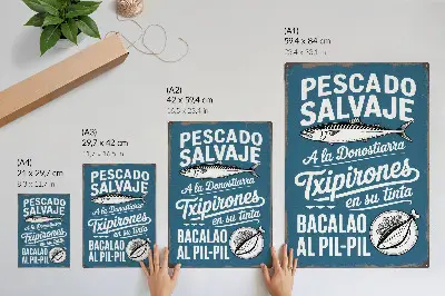 Plakatas svetainei su retro žuvies motyvu ir užrašais mėlyname fone