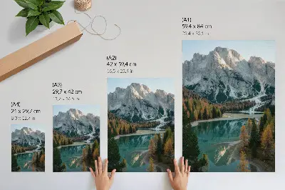 Plakatas kalnai, miškas, ežeras bei spalvingi medžių atspindžiai