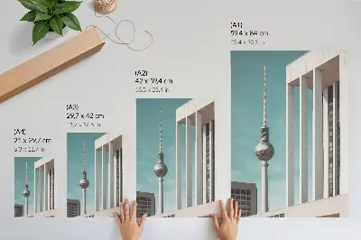 Plakatas svetainei minimalistinis bokštas, modernūs pastatai ir mėlynas dangus
