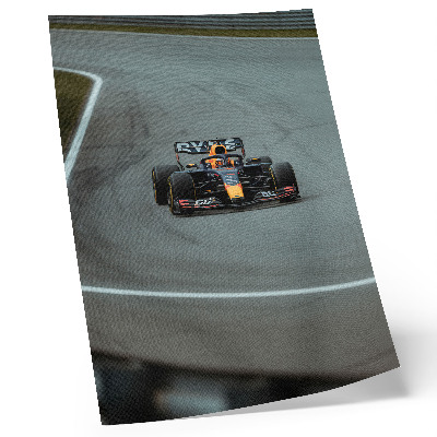 Dekoratyvinis plakatas Lenktyninis automobilis trasoje, kupinas dinamikos