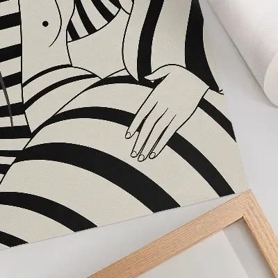 Dekoratyvinis plakatas juodai baltų geometrinių juostelių elegancijos raštas