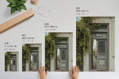 Sieninis plakatas antikvarinės durys su gebenėmis ir paslaptingu taku