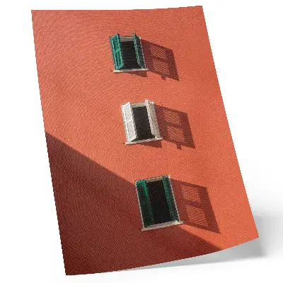 Plakatas svetainei oranžinė siena su trimis langais ir žaliomis žaliuzėmis