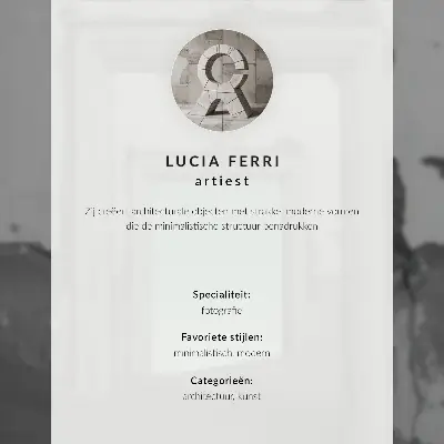 Plakatas svetainei oranžinė siena su trimis langais ir žaliomis žaliuzėmis