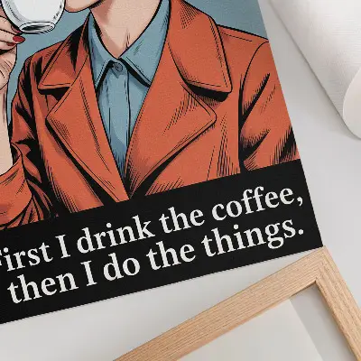 Dekoratyvinis plakatas retro stiliaus moteris su motyvuojančiu užrašu apie kavą