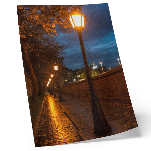 Plakatas svetainei Naktinės alėjos lempos šiltai švyti ramioje atmosferoje