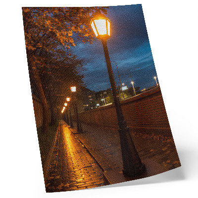 Plakatas svetainei Naktinės alėjos lempos šiltai švyti ramioje atmosferoje