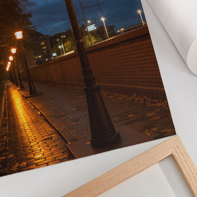 Plakatas svetainei Naktinės alėjos lempos šiltai švyti ramioje atmosferoje