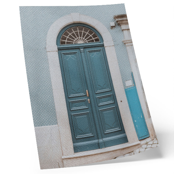 Plakatas Mėlynos durys su baltais architektūriniais elementais