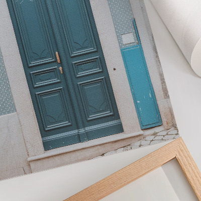 Plakatas Mėlynos durys su baltais architektūriniais elementais