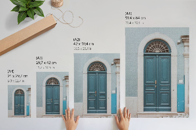Plakatas Mėlynos durys su baltais architektūriniais elementais