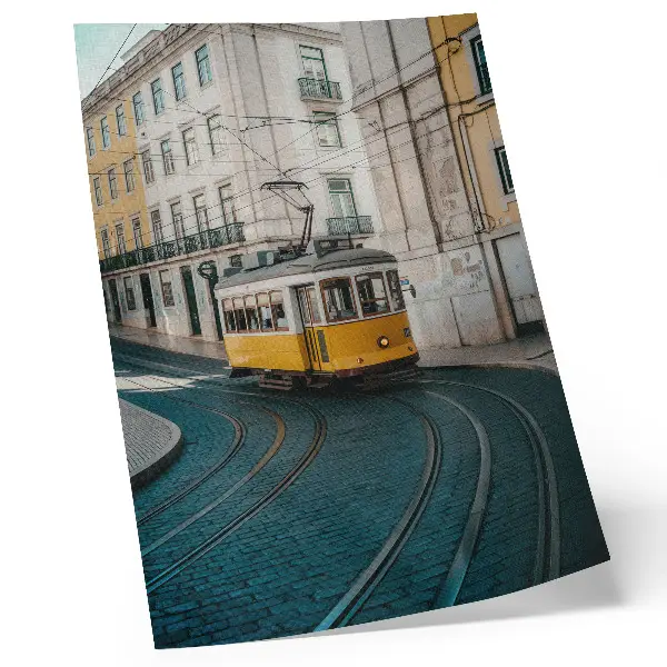 Dekoratyvinis plakatas geltonas tramvajus posūkyje miesto gatvėje