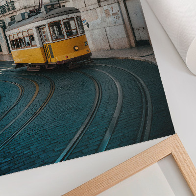 Dekoratyvinis plakatas Geltonas tramvajus ant posūkio miesto gatvėje
