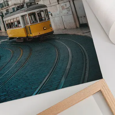 Dekoratyvinis plakatas geltonas tramvajus posūkyje miesto gatvėje